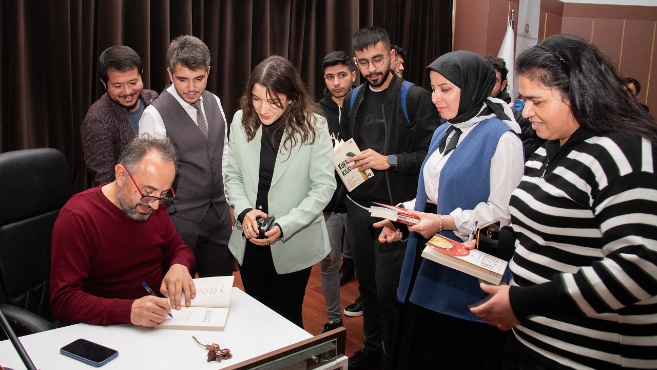 selcuk-universitesinde-kizil-elma-anlatildi-4.jpg