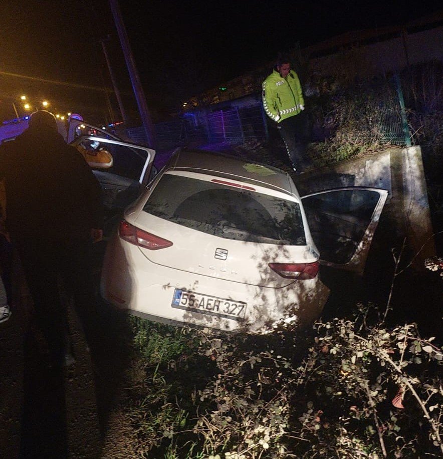 Samsun'da otomobil istinat duvarına çarptı; 1 ölü, 2 yaralı
