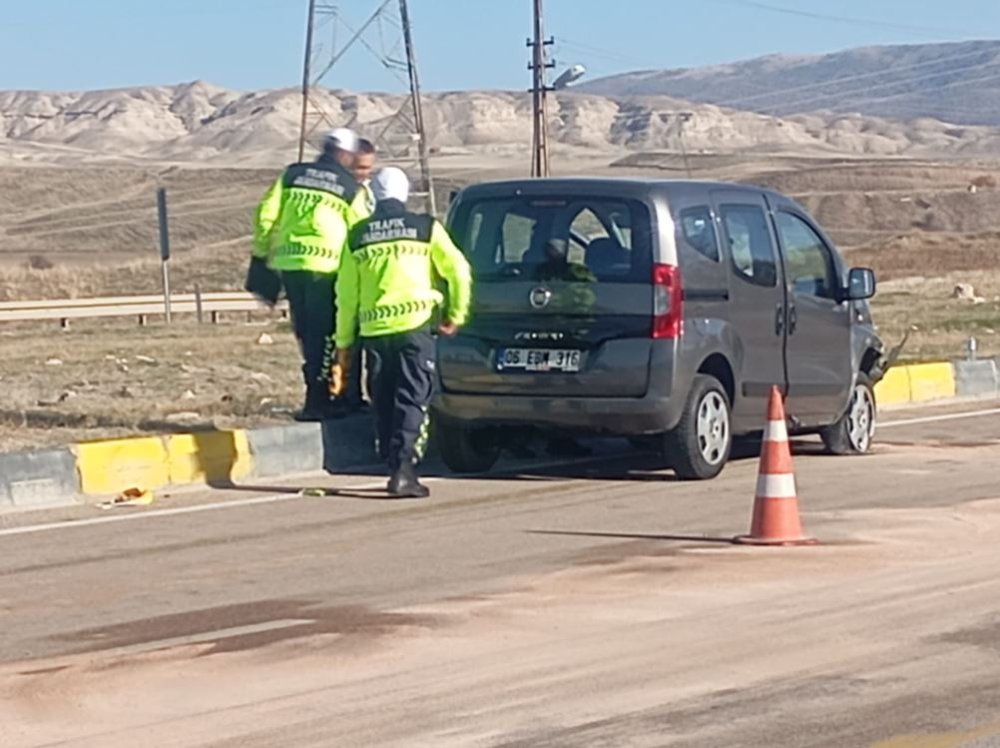 Ankara-Beypazarı kara yolunda otomobil ile hafif ticari araç çarpıştı: 1 ölü