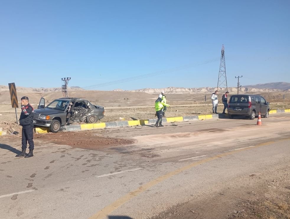 Ankara-Beypazarı kara yolunda otomobil ile hafif ticari araç çarpıştı: 1 ölü