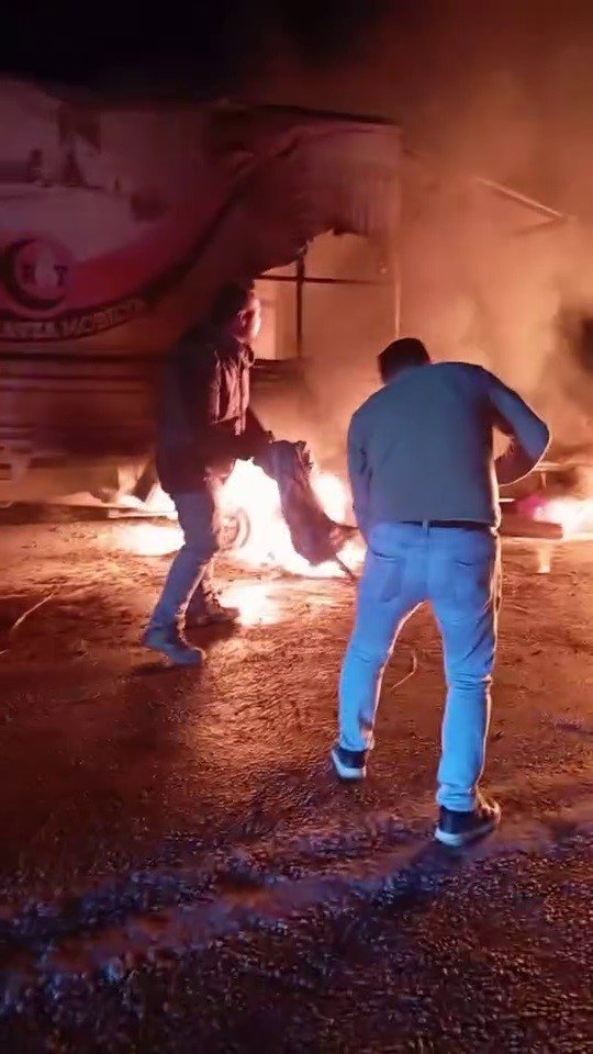 Mobilya yüklü kamyonet alev alev yandı