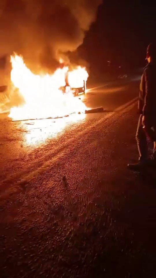 Mobilya yüklü kamyonet alev alev yandı