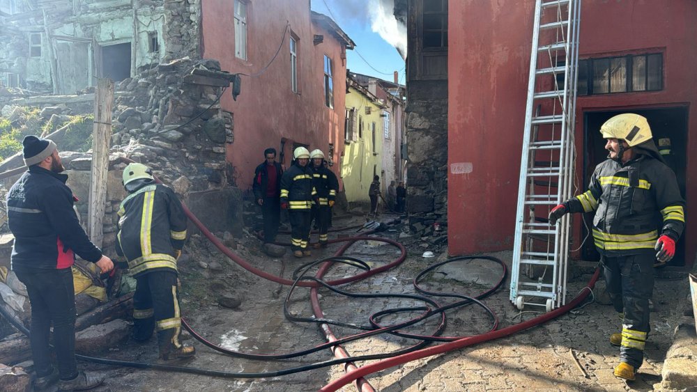 Konya'da yangın çıktı; 4 ev zarar gördü