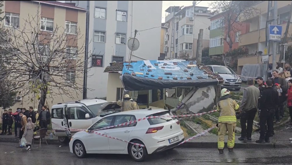 İstanbul'da hafif ticari araç eve girdi; 3 yaralı