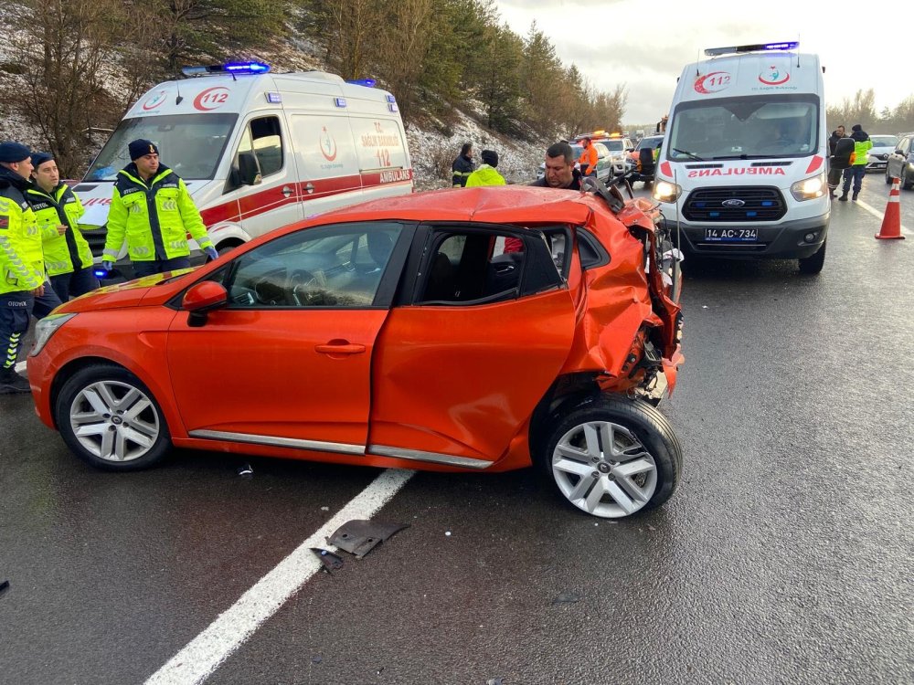 Otoyolda iki otomobil çarpıştı: 1 ölü, 3 yaralı