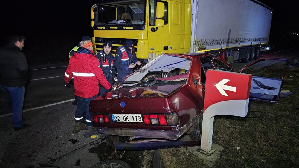 Edirne'de TIR'la çarpışan otomobilin sürücüsü öldü