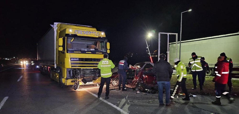 Edirne'de TIR'la çarpışan otomobilin sürücüsü öldü