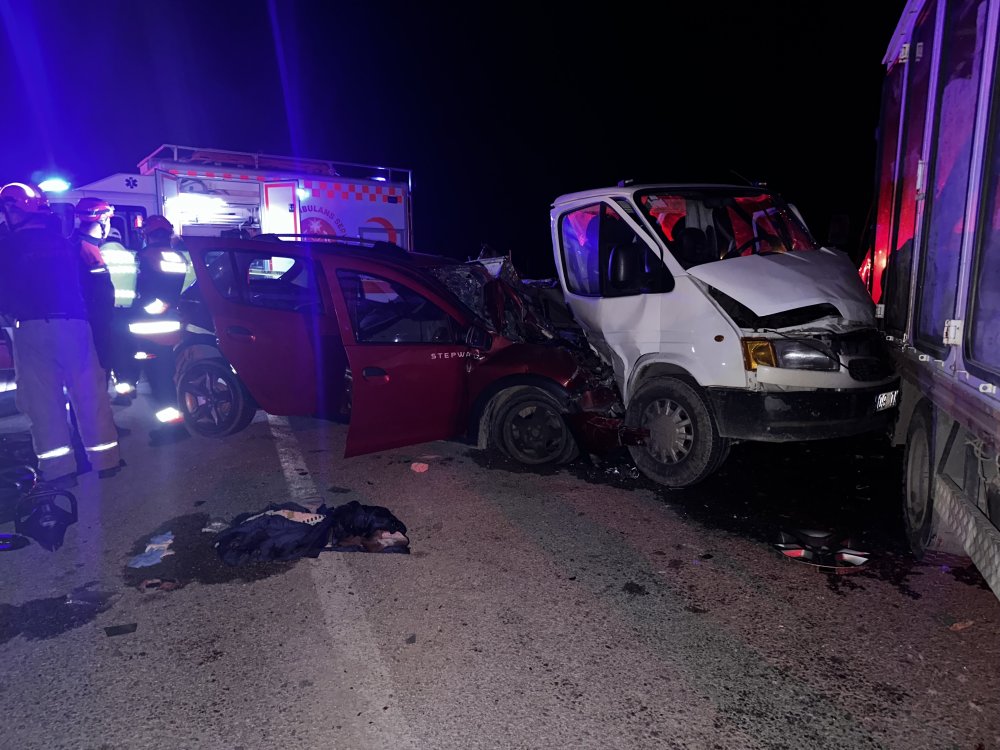 İzmir'de 3 araç kazaya karıştı; anne ve oğlu öldü, 3'ü ağır 4 yaralı