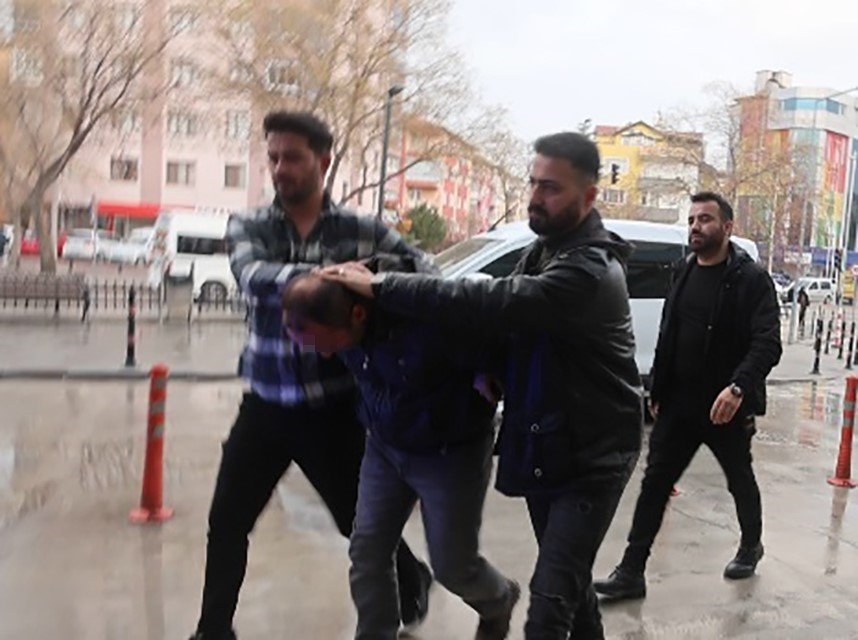 Konya'da durakta fark etti, çaldı, söyledikleri "pes" dedirtti!