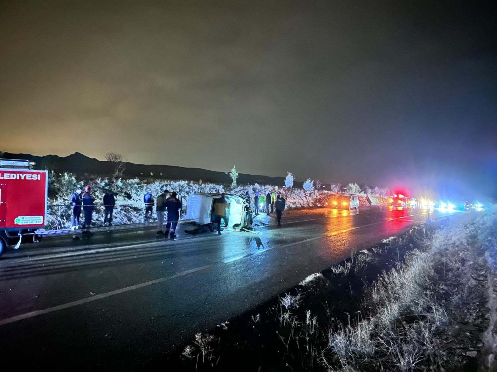 Nevşehir'de devrilen hafif ticari aracın sürücüsü öldü, 1 kişi yaralandı