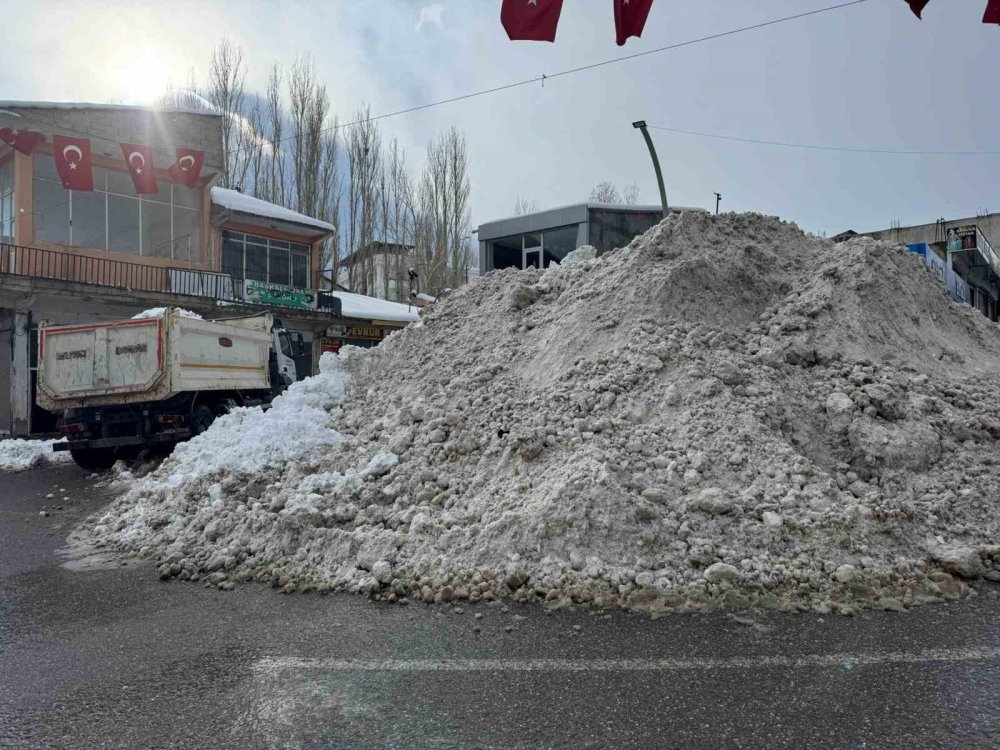 Kar yığınları ilçe dışına taşınıyor