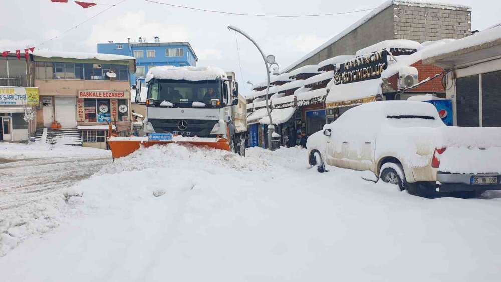 Kar yığınları ilçe dışına taşınıyor