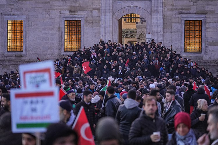 filistine-destek-icin-on-binlerce-kisinin-galata-koprusune-yuruyusu-basladi-2.jpg