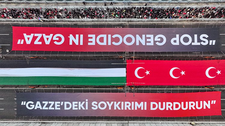 filistine-destek-icin-on-binlerce-kisinin-galata-koprusune-yuruyusu-basladi.jpg