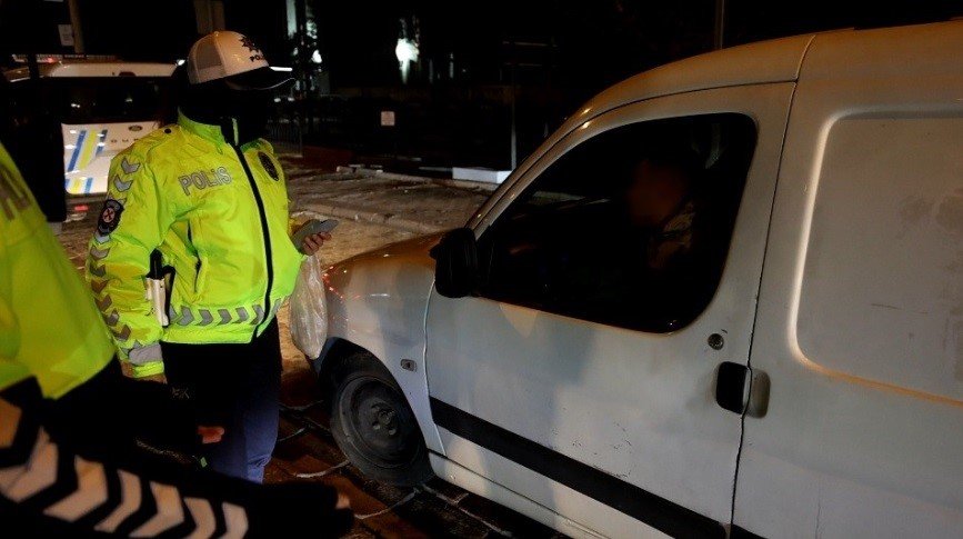 Konya'da alkollü arkadaşını korumak için yapmadığı şey kalmadı