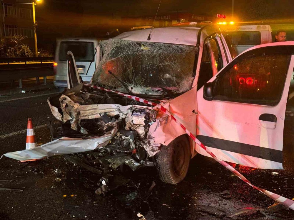 Yeni yılın ilk saatlerinde feci kaza... Kafa kafaya çarpıştılar: 1 ölü