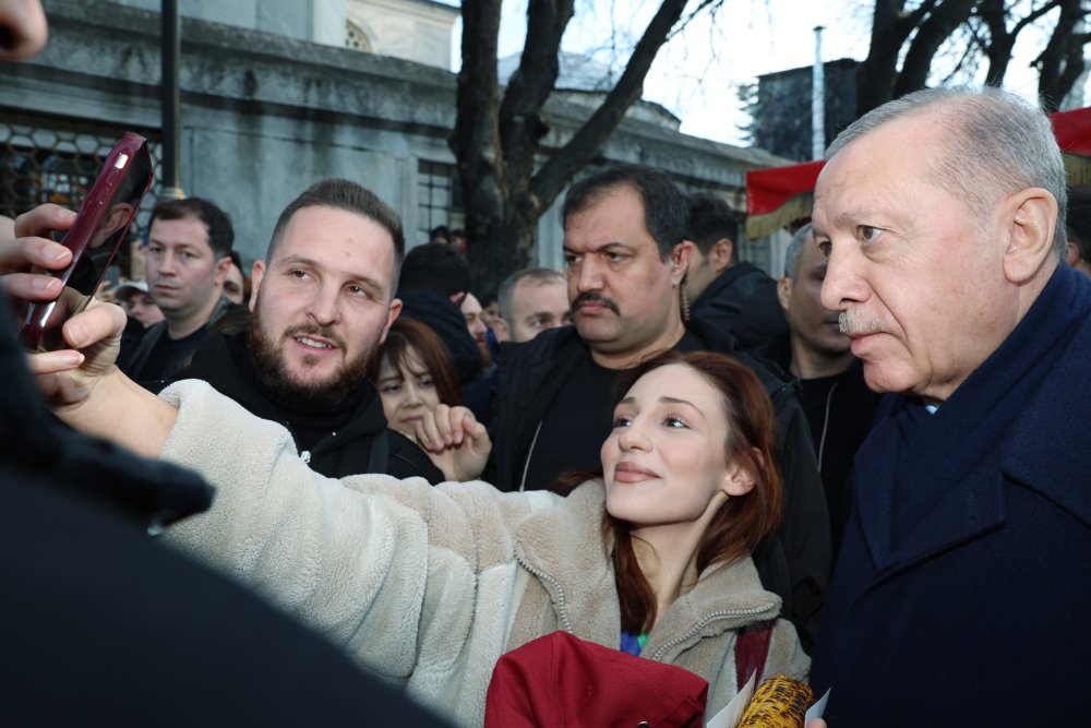 Cumhurbaşkanı Erdoğan, Sultanahmet'te vatandaşların kandilini kutladı