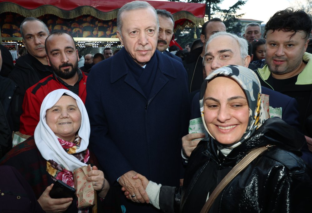 Cumhurbaşkanı Erdoğan, Sultanahmet'te vatandaşların kandilini kutladı