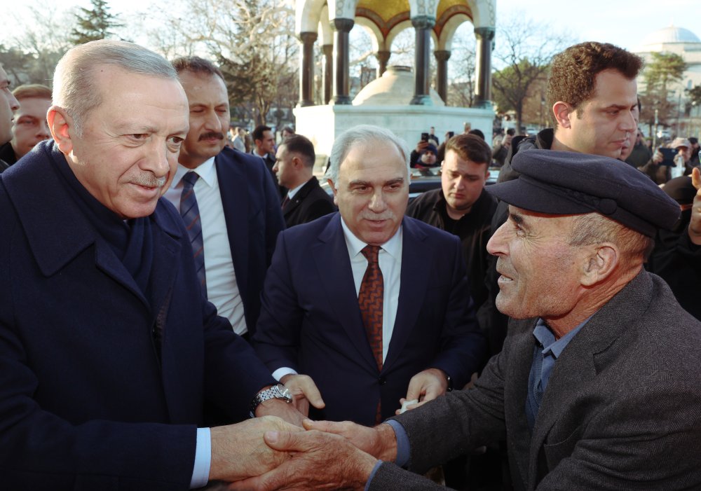 Cumhurbaşkanı Erdoğan, Sultanahmet'te vatandaşların kandilini kutladı