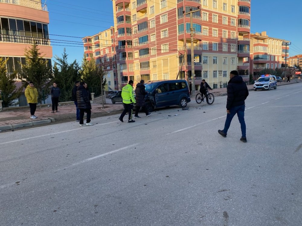 Konya'da hafif ticari araçlar çarpıştı!