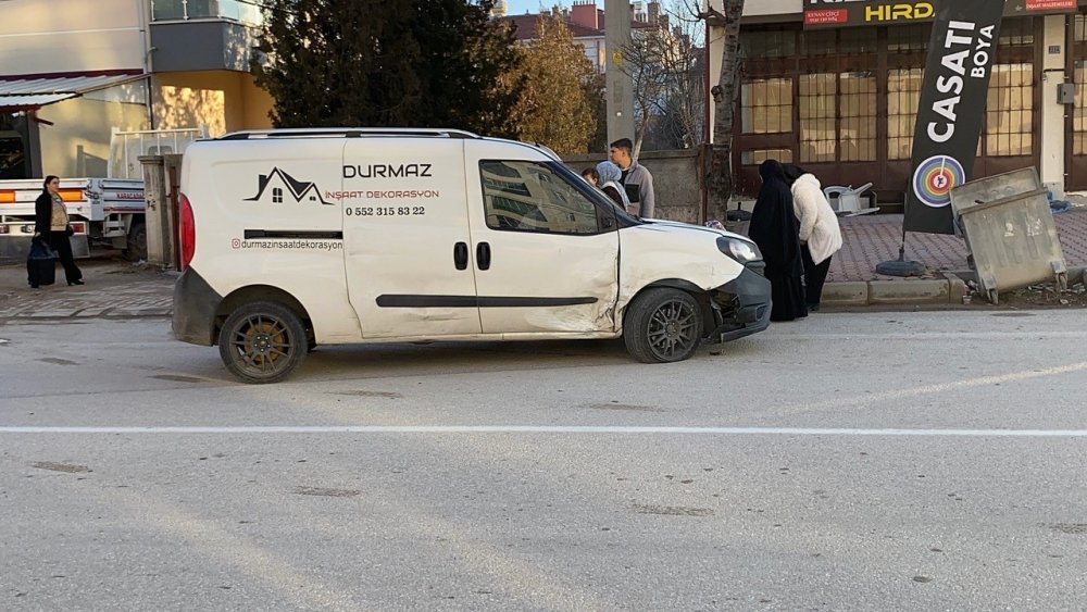 Konya'da hafif ticari araçlar çarpıştı!