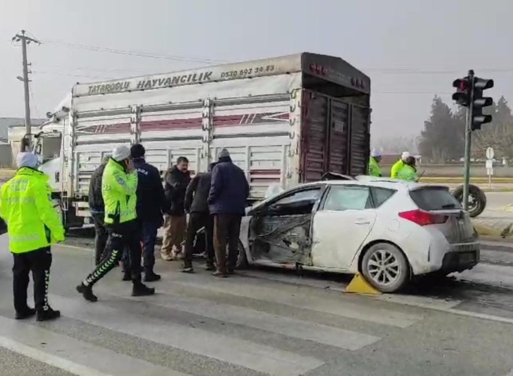 Konya’da otomobil kamyonete arkadan çarptı! Sürücü ağır yaralandı