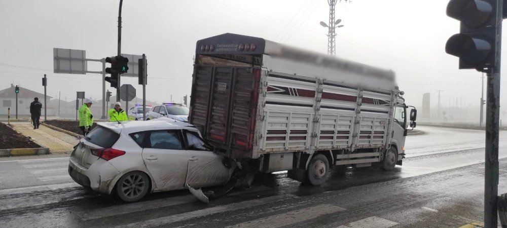 Konya’da otomobil kamyonete arkadan çarptı! Sürücü ağır yaralandı