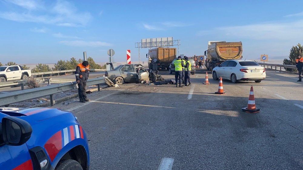 Konya'da ters yöne giren otomobil tırla çarpıştı: 1 ölü, 1 yaralı