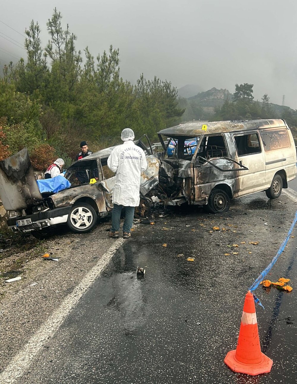 İzmir'de minibüs ile çarpışan otomobil alev aldı; 1 ölü, 3 yaralı