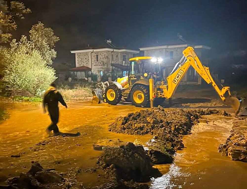 16 ev ve 2 iş yerini su bastı