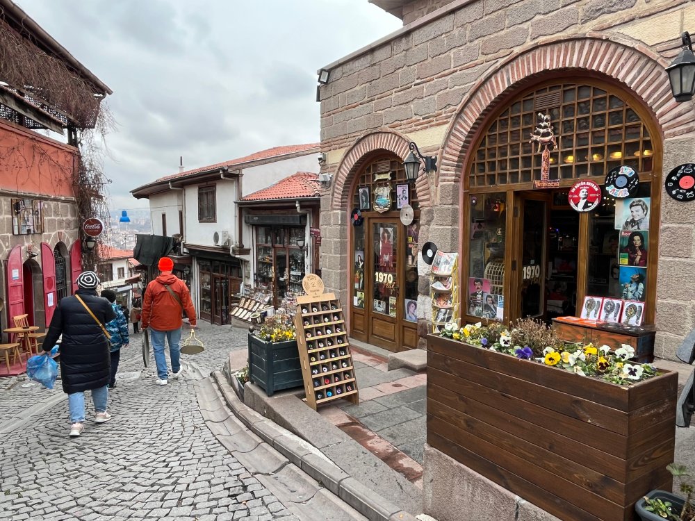 Ferdi Tayfur'un şarkıları tarihi sokaklarda yankılandı