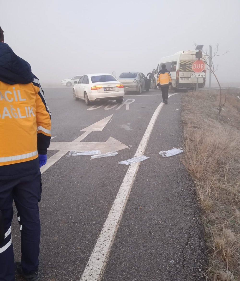 Kayseri'de servis minibüsü ile otomobil çarpıştı; 5'i öğrenci, 10 yaralı