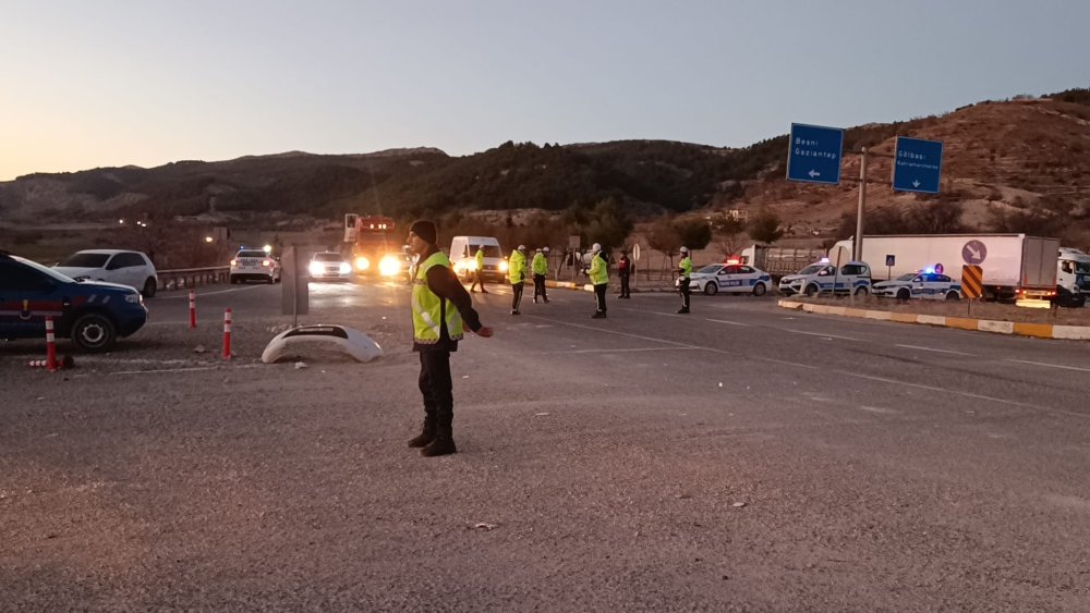 Adıyaman'da akaryakıt tankeri ile otomobil çarpıştı: 3 ölü, 4 yaralı