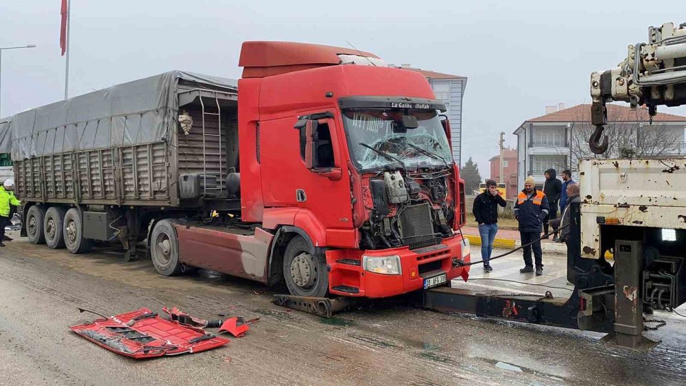 Konya’da tırlar çarpıştı, sürücü yaralandı