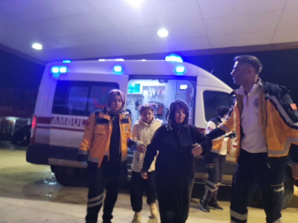 Ambulansa yol vermek isterken çarpıştılar