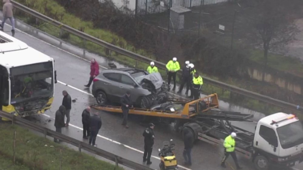 İstanbul'da otobüs ile cip çarpıştı: 1 ölü, 4 yaralı