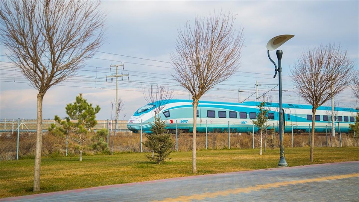 konya-karaman-hizli-tren-hatti-3-yasinda.jpg