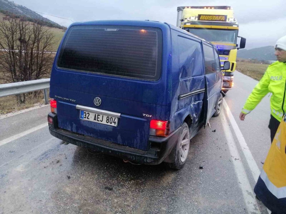 Isparta-Konya karayolunda midibüs ile sivil polis aracı çarpıştı: 2 polis yaralı