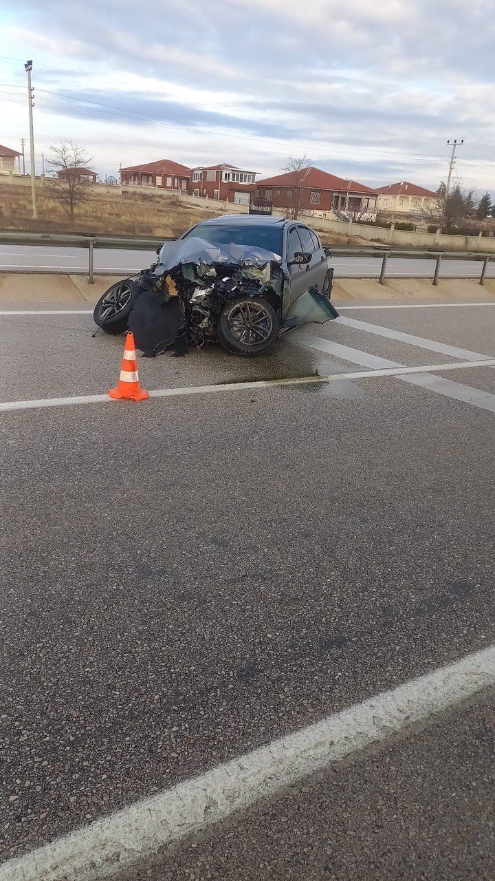 Konya'da otomobil yoldan çıktı!