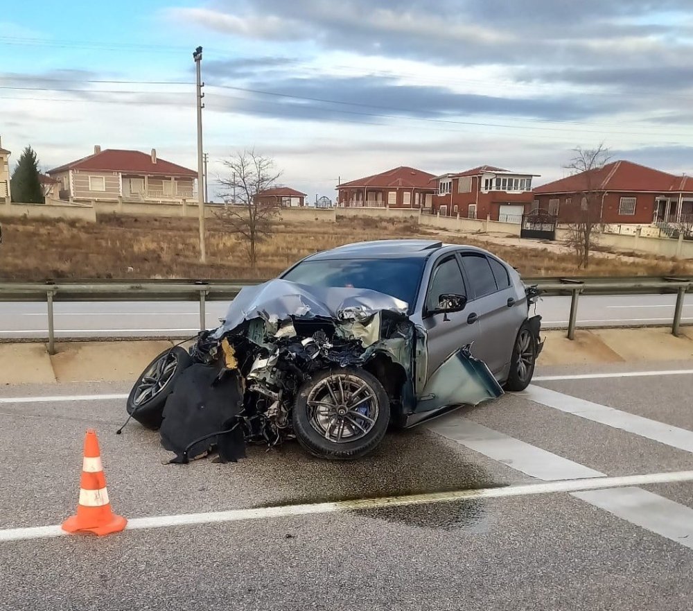 Konya'da otomobil yoldan çıktı!