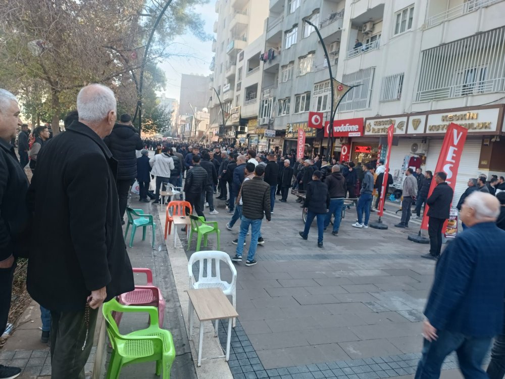 Tekmeli, yumruklu, sandalyeli kavga kamerada: 8 yaralı