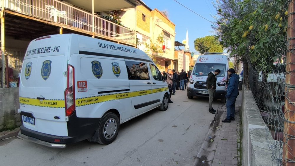 Adana'da evde 3 kişinin boğazları kesilmiş cesetleri bulundu