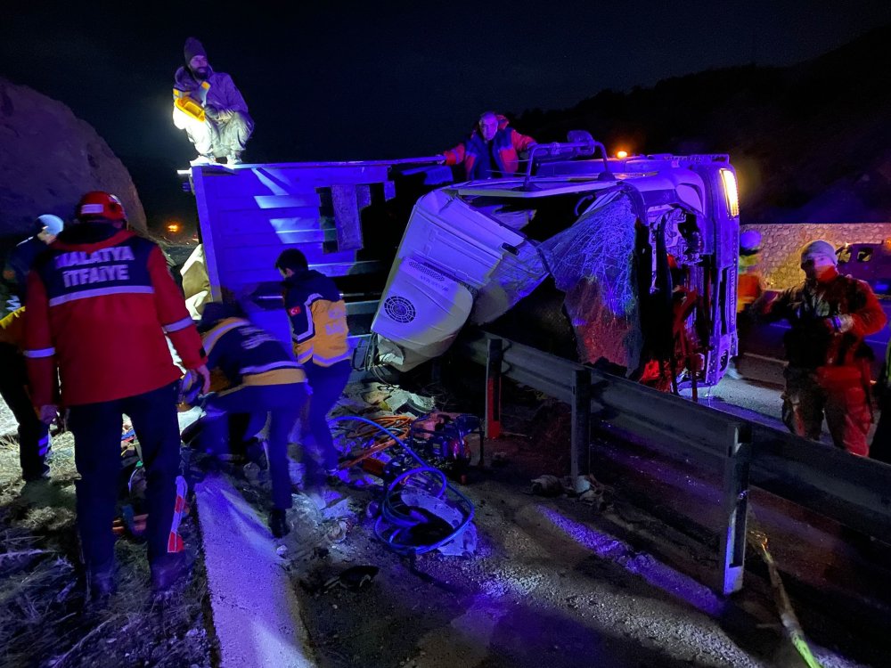 Malatya'da TIR devrildi; 2 ölü, 1 yaralı