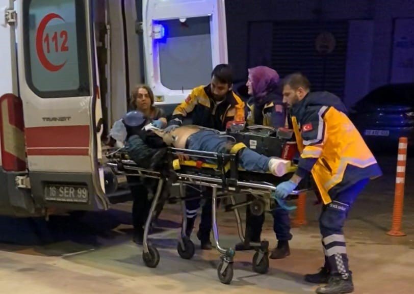 Bıçaklı kavga sonrası olay yerinden kaçan şüpheliler kaza yaptı: 1 ölü, 2 yaralı