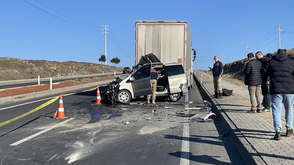 Siverek-Diyarbakır yolunda hafif ticari araç ile TIR çarpıştı: 1 ölü, 1 yaralı