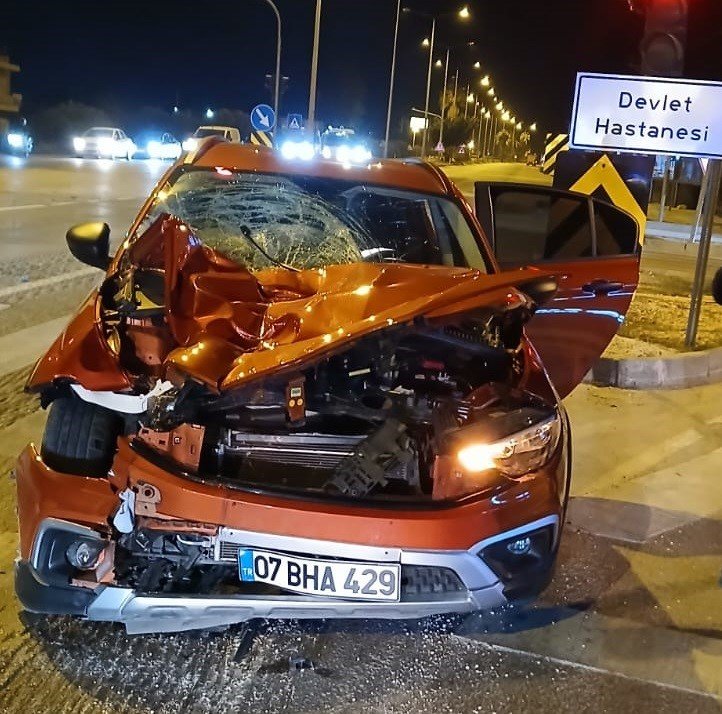 Otomobil yayalara çarptı: 2 kişi hayatını kaybetti