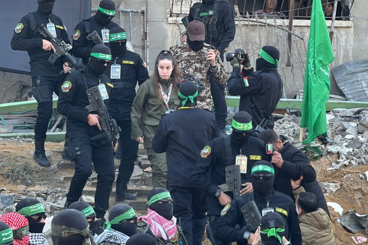 hamas-esir-takasinin-ucuncu-turunda-gazzedeki-israilli-3-esirden-birini-kizilhaca-teslim-etti-1.jpg