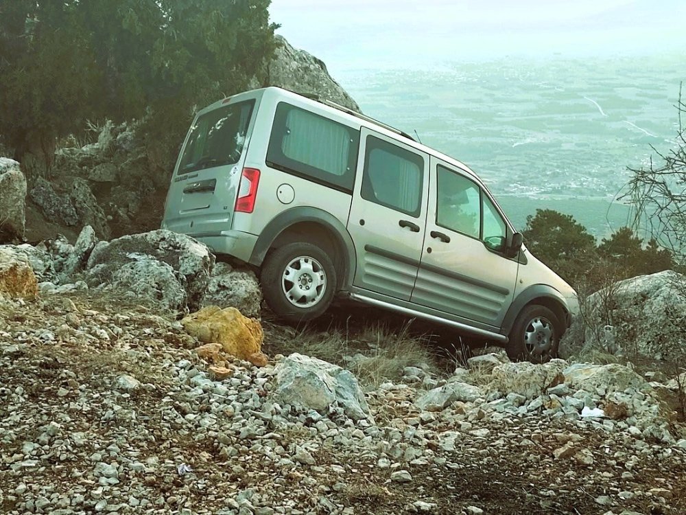 Araç kayalıklarda asılı kaldı