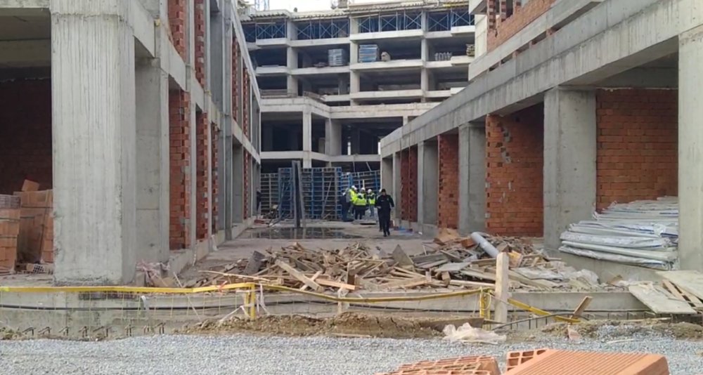 Tonlarca ağırlıktaki kalıbın altında kaldı