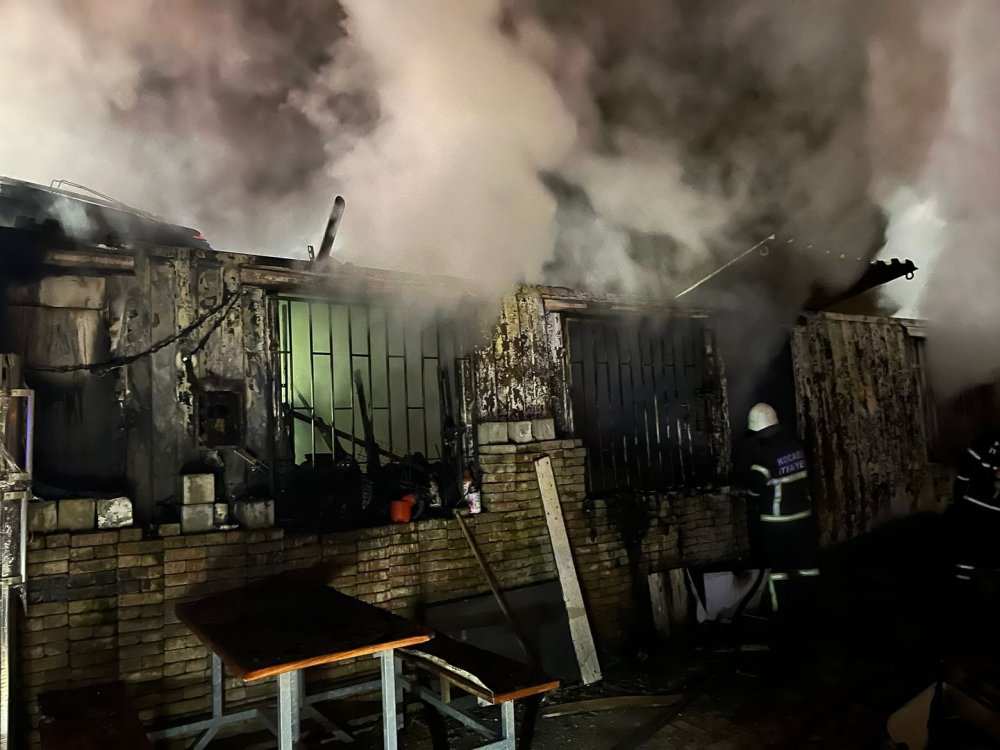 Yanan konteyner kullanılamaz hale geldi